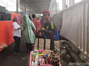 PKL Bandel Gerilya di Bawah Skybridge PKL Bandel Gerilya di Bawah Skybridge