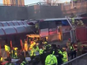 Video Evakuasi Korban Bus Tingkat yang Seruduk Halte di Kanada