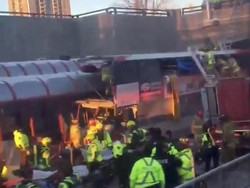 Video Evakuasi Korban Bus Tingkat yang Seruduk Halte di Kanada