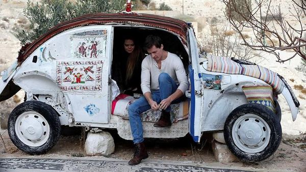 Bukan Rongsokan, Mobil Reyot Ini Adalah Hotel Bertarif Rp 1 Juta