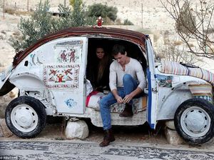 Bukan Rongsokan, Mobil Reyot Ini Adalah Hotel Bertarif Rp 1 Juta