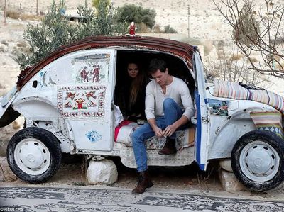 Bukan Rongsokan, Mobil Reyot Ini Adalah Hotel Bertarif Rp 1 Juta