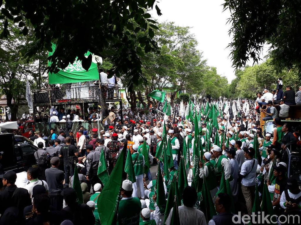 Peserta Tablig Akbar Solo Bentak Polisi, PA 212: Diblokade, Wajar Marah Peserta Tablig Akbar Solo Bentak Polisi, PA 212: Diblokade, Wajar Marah