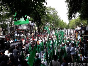 Peserta Tablig Akbar Solo Bentak Polisi, PA 212: Diblokade, Wajar Marah Peserta Tablig Akbar Solo Bentak Polisi, PA 212: Diblokade, Wajar Marah