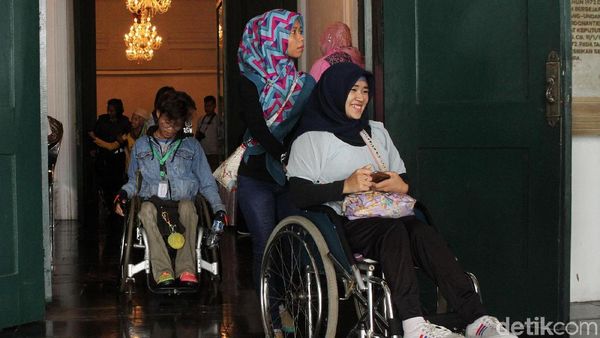 Senyum Semringah Penyandang Disabilitas Kunjungi Museum Keramik