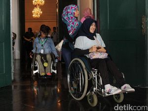Senyum Semringah Penyandang Disabilitas Kunjungi Museum Keramik