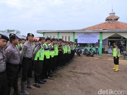 Puing-puing Bangunan Dampak Puting Beliung Mulai Dibersihkan