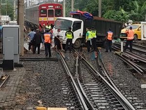Ada Truk Anjlok di Rel, KRL Lintas Bogor Terganggu Ada Truk Anjlok di Rel, KRL Lintas Bogor Terganggu