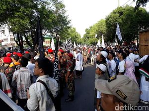 Massa Tablig Akbar PA 212 Mulai Padati Bundaran Gladag Solo Massa Tablig Akbar PA 212 Mulai Padati Bundaran Gladag Solo