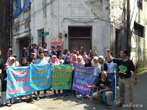 Kecewa Revitalisasi Jalan Panggung, Pegiat Sejarah Surabaya Gelar Aksi Kecewa Revitalisasi Jalan Panggung, Pegiat Sejarah Surabaya Gelar Aksi