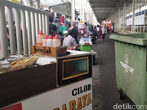 Masih Ada PKL Jualan di Trotoar, Pedagang di Skybridge Pasrah