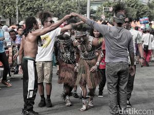 Tarian Papua Warnai Aksi Korban PHK Freeport di CFD
