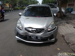 Epilepsi Pengemudi  Kambuh, Mobil Tabrak Penjual Bunga