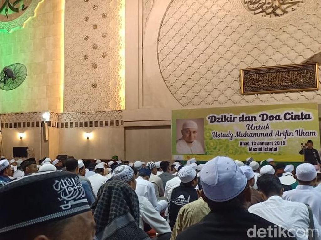Jemaah Gelar Doa Bersama untuk Kesembuhan Ustaz Arifin Ilham Jemaah Gelar Doa Bersama untuk Kesembuhan Ustaz Arifin Ilham