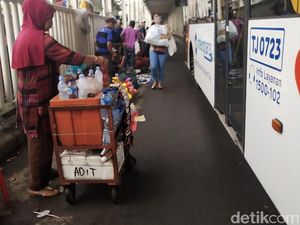 Alasan PKL Jualan di Kolong Skybridge Tanah Abang: Ada Temannya
