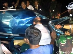 Evakuasi Sopir City Car yang Terimpit Truk di Sukabumi Dramatis
