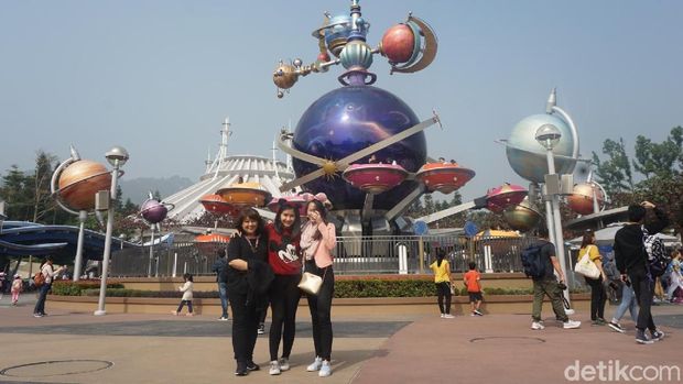 Lihat Keseruan Mickey Mouse #1Fan Keliling Disneyland Hong Kong