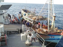 KRI Cut Nyak Dien Tangkap Kapal Vietnam Pencuri Ikan Laut Natuna