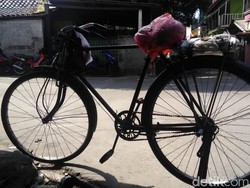 Di Usia 80 Tahun, Slamet Masih Narik Ojek Sepeda Ontel