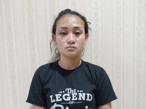 Wanita Cantik Ikut Komplotan Pencuri Bermobil Fortuner di Alam Sutera Wanita Cantik Ikut Komplotan Pencuri Bermobil Fortuner di Alam Sutera