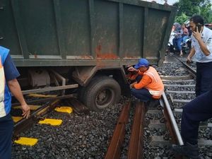 Truk Anjlok di Citayam Dievakuasi, Perjalanan KRL Bogor Berangsur Normal Truk Anjlok di Citayam Dievakuasi, Perjalanan KRL Bogor Berangsur Normal