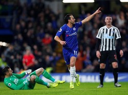 Pedro Rodriguez membuat satu gol saat Chelsea menang 2-1 atas Newcastle United. Gol cantik Pedro dibuat usai memaksimalkan umpan David Luiz. (Eddie Keogh/Reuters)