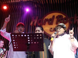 Budi Karya-Retno Marsudi Nyanyi di Deklarasi Perhimpunan Profesi Pilot Pro-Jokowi