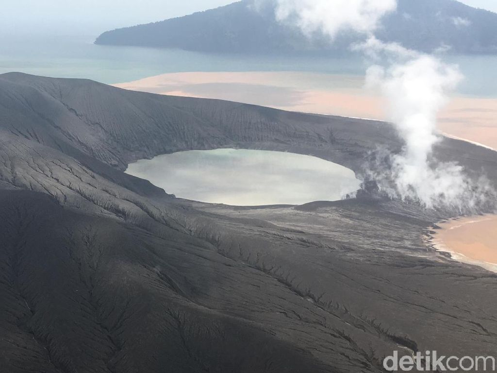 Badan Geologi Cari Pengantar WNA Nyelonong ke Gunung Anak Krakatau Badan Geologi Cari Pengantar WNA Nyelonong ke Gunung Anak Krakatau