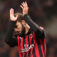 Transfer Belum Pasti, Higuain Ditepikan dari Skuat Milan