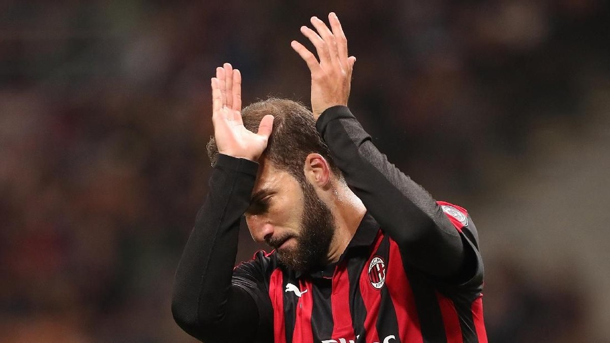 Gonzalo Higuain sudah berpamitan kepada AC Milan, menuju Chelsea. Foto: Marco Luzzani/Getty Images