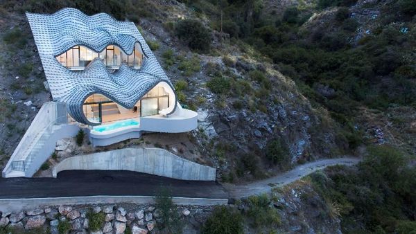 Rumah Keren Nyempil di Lereng Gunung, Berani Tinggal?