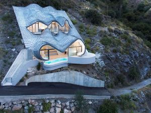 Rumah Keren Nyempil di Lereng Gunung, Berani Tinggal?