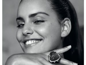 Pesona Si Cantik Moffy, Model Langka yang Punya Mata Juling