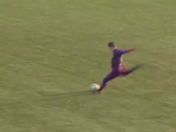 Video: Kiper Ini Cetak Gol Tendangan Bebas Menakjubkan