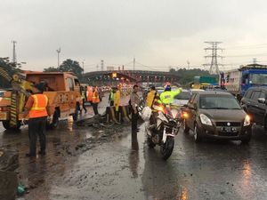 Bus Tabrak Truk di Tol Cikupa, 6 Orang Luka-luka