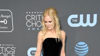 Foto: 10 Artis Berbusana Terbaik di Critics Choice Awards 2019