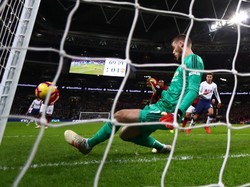 De Dea menghalau tendangan Kane yang mengarah ke sudut bawah gawangnya (Clive Rose/Getty Images)