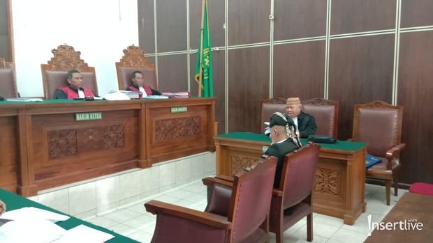 Ahmad Dhani menjalani persidangan