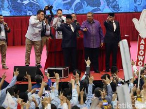 Ketika SBY Salam Dua Jari Bersama Prabowo-Sandi Ketika SBY Salam Dua Jari Bersama Prabowo-Sandi