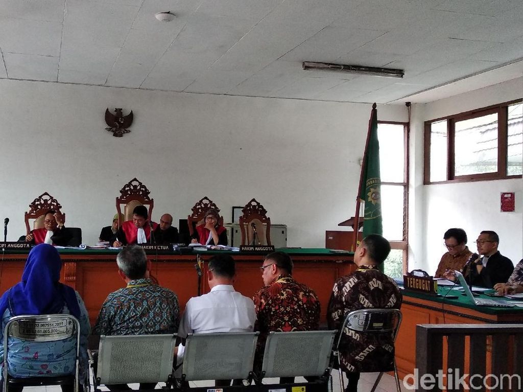 Nyanyian Bupati Neneng Seret Nama Sekda Jabar Hingga Mendagri Nyanyian Bupati Neneng Seret Nama Sekda Jabar Hingga Mendagri