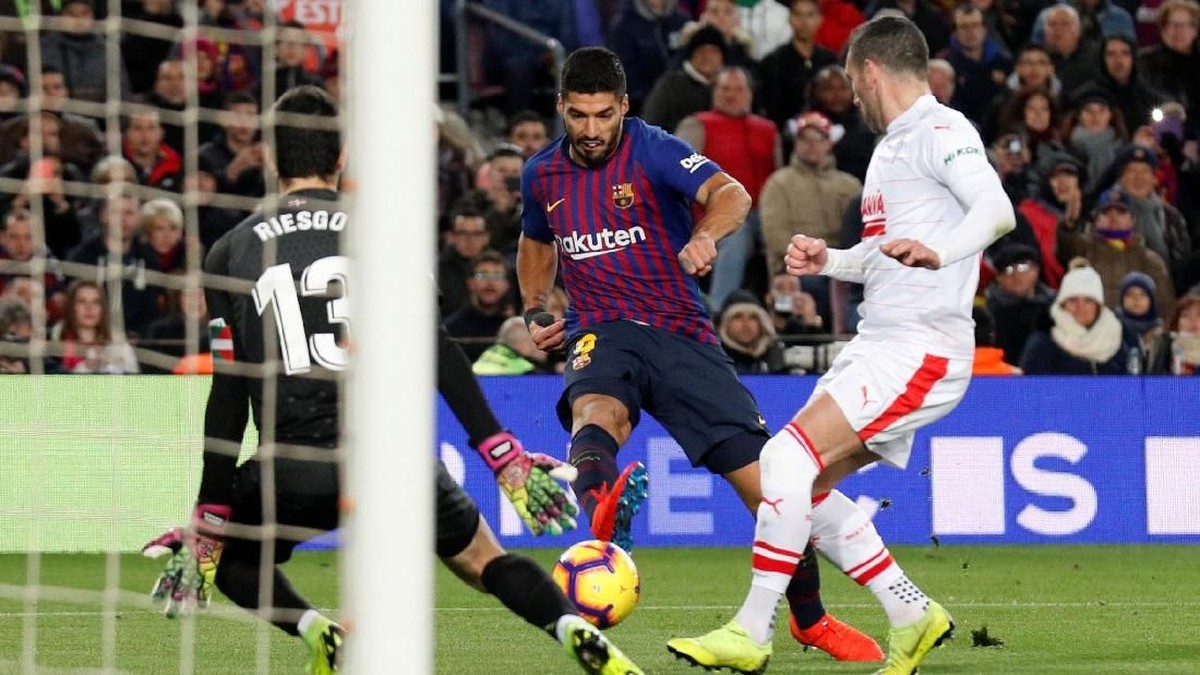 Luis Suarez mencetak dua gol dalam kemenangan 3-0 Barcelona atas Eibar (Foto: Albert Gea/Reuters)