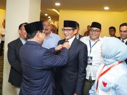 Momen Prabowo Rapikan Dasi Sandi Sebelum Pidato Indonesia Menang