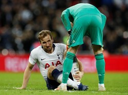 Salah satu momen Lain De Gea. Dia mencoba membantu Harry Kane yang mengalami cedera (Reuters/John Sibley)