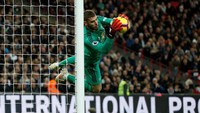 David De Gea terbang untuk memetik bola hasil tendangan bebas Harry Kane di babak kedua (Reuters/John Sibley)