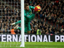 David De Gea terbang untuk memetik bola hasil tendangan bebas Harry Kane di babak kedua (Reuters/John Sibley)
