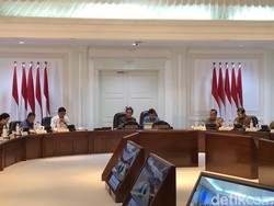 Usai Rapat Bencana, Jokowi Lanjut Bahas Kendaraan Listrik