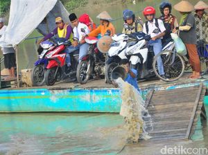 Jauh dari Jembatan, Warga Desa di Grobogan Ini Pakai Perahu Tambang