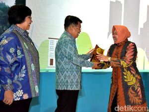 Risma Raih Green Leader, Wapres: Kakinya Terkilir Tetap Inspeksi Kota