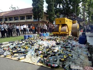 Ribuan Botol Miras Digilas Polisi di Garut