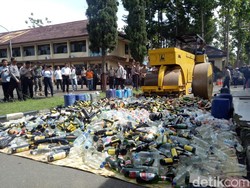 Ribuan Botol Miras Digilas Polisi di Garut
